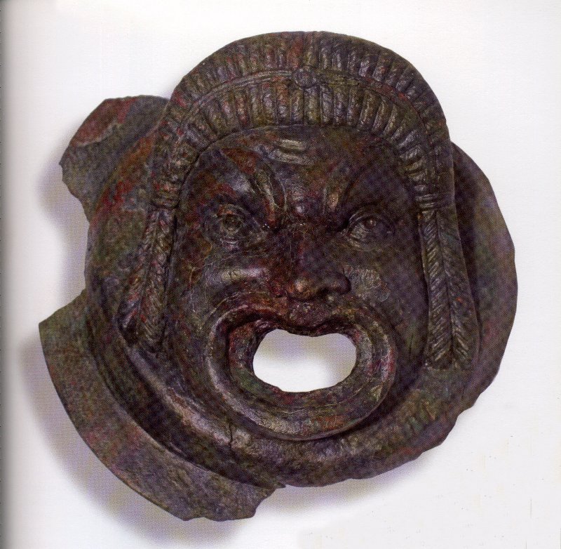 Maschera teatrale in bronzo (area di S. Maria della Regola).
Bronze theatre mask (area of  S. Maria della Regola).
